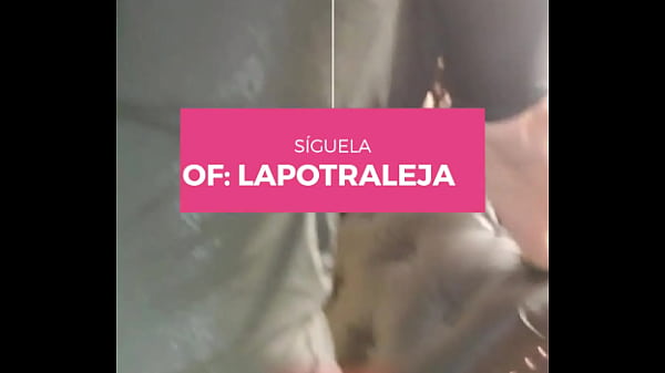 Maestra venezolana ensena a bailar a un novato 