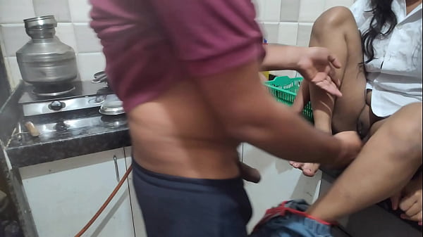 collage girl ko kitchen me lekar yaar ne choda