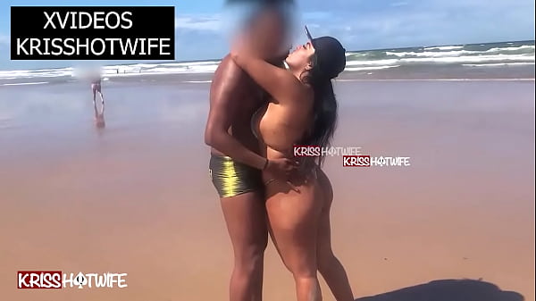 Play MP4 - Kriss Hotwife Aos Beijos e Amassos Na Praia Com Realizador Baiano