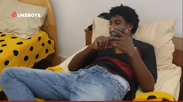 Dois amigos resenham depois da partida no time da base 