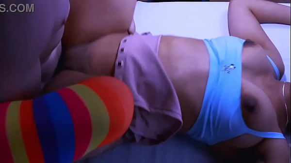 La hijastrastra_se quejaba constantemente de dolor cuando intentaban tener relaciones pero él sabía que era porque eratan estrecha que necesitaba tiempo paraacostumbrarse