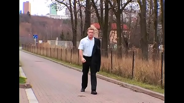 Nonton Horny Bitch Dominates Her Lover And Makes Him Worship Fur Pie thumbnail