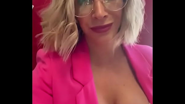 Nonton Un Petit Coucou En Direct Ce Vendredi De Mon Bureau. Je Suis Une Secr&eacute;taire &agrave; ... thumbnail