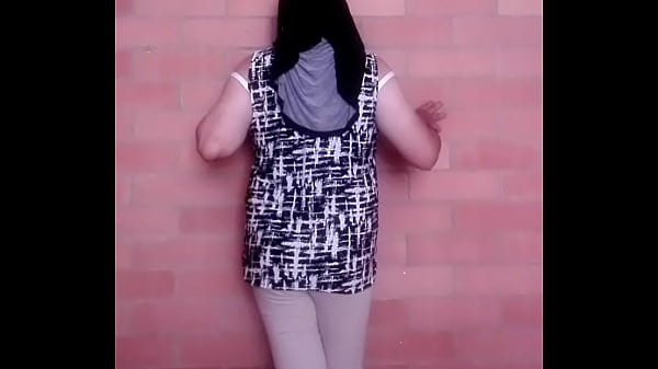 Hombre quiere sacar leche de su verga. Como? Vestido de una sexy mujer 