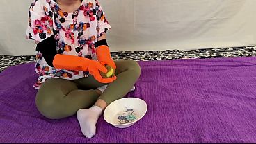 Nonton Me Follo A Mi Hermanastra Antes De Prepar La Cena Pora thumbnail