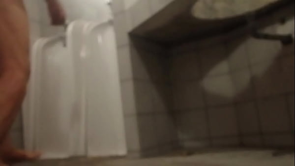 Play MP4 - defis exhib dans chiottes publiques de ville