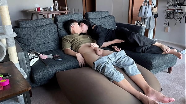 Play MP4 - 【大学生】陸上部の敏感彼女に手マンしたら無限体力で何度も痙攣絶頂しイキ狂う　女子大生　潮吹き　でか尻　部活　喘ぎ声 　淫乱　巨乳　ギャル　カップル　美少女　かわいい　個人撮影　素人　日本人　えむゆみ