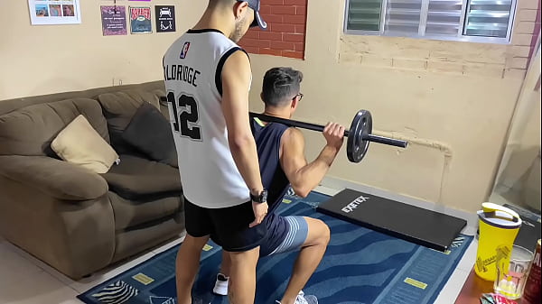 Play MP4 - LEVEI MEU ALUNO DA ACADEMIA PARA TREINAR EM CASA E ACABEI COMENDO O RAB&Atilde;O GOSTOSO DELE&excl;