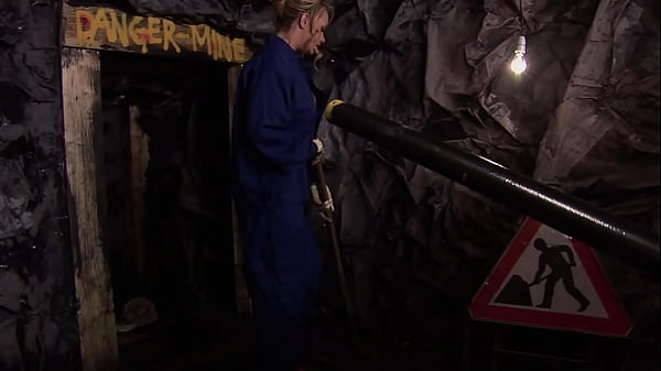 Nonton Gold Digger Has A Miner Husband thumbnail