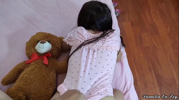 Mi Nueva Hijastra Inocente Vestida de_Rosa - e Cae en Las Manos de Su PadrastroPervertido