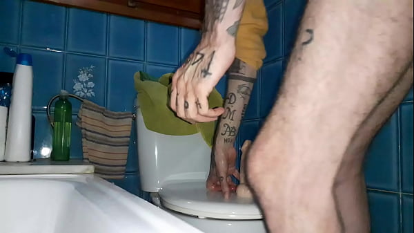 Play MP4 - Melvincoficial masturbaci&oacute;n s&oacute;lo en el ba&ntilde;o con su consolador