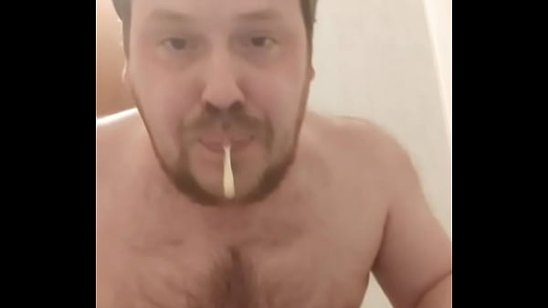 Гей трахает свою глотку огромным членом,полный рот спермы,и растягивает свой анал! 
