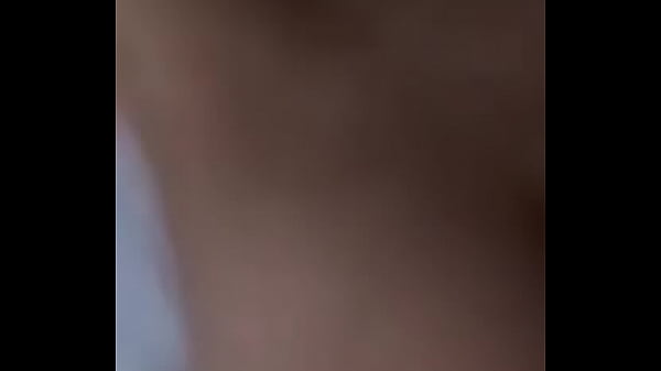 小伙子带女友开房操逼，还叫朋友在旁边拍视频