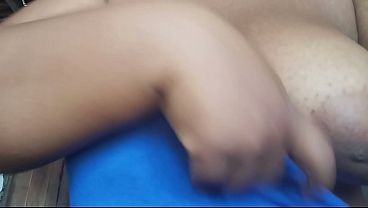 Vizinha crente safada exibindo seus peitos gostosos e suculentos 