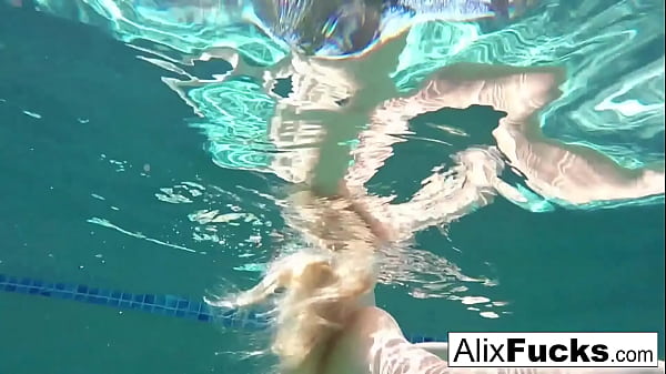 Busty blondes Alix Cherie_go skinnydipping