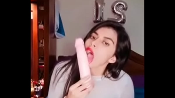Mi Novia Me Envia Un Video Bien Rico Con Su Dildo thumbnail
