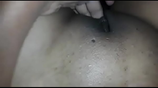 Dedos toc&aacute;ndose leche sola