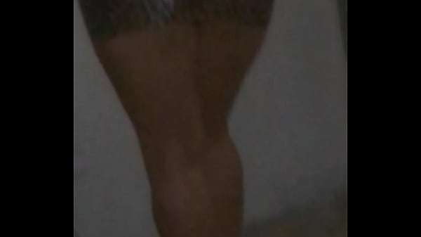 mi esposa con su mini falda
