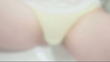 Nonton The Girl Likes To Warm Her Panties With Hot Pee - Sex Tape thumbnail