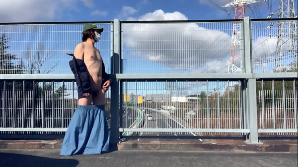 Play MP4 - 女装子まゆちゃんが真昼間からどこかの高速道路の橋の上で服を脱いで全裸露出プレイを楽しんでいる