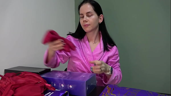 Anna unpacks and reviews gifts from JoyHub 