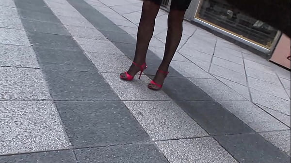 Simone peach flashing in budapest 