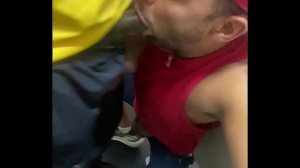 ENCONTREI O MARIDO DA VIZINHA BEATA FAZENDO BANHEIR&Atilde;O, E LOGO CHAMEI PARA CONFERIR AQUELE PICAO. 