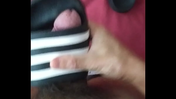 Gozando no chinelo Adidas p&eacute_ esquerdo