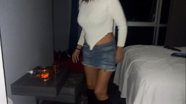 Follando en un hotel con mi secretaria, le prometi un aumento de sueldo. 