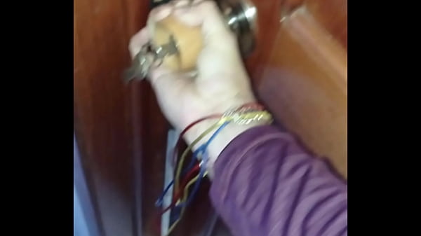 Mientras la empleada domestica se ba&ntilde;aba la vigile y la folle