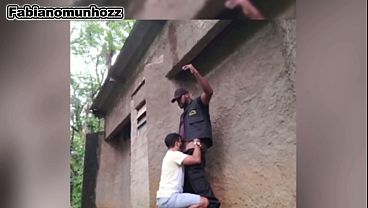 Twink Baixinho Sentando no Seguran&ccedil;a do Park 