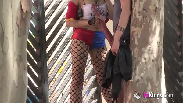 Play MP4 - Cosplayer accepts the challenge and seduces random dudes in the street