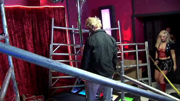 Nonton Bobbi Eden And Claudia Adams Share A Cock thumbnail