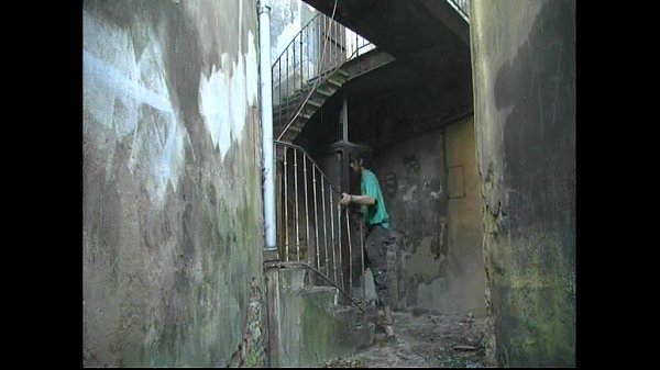 Play MP4 - Dans la cage d'escalier