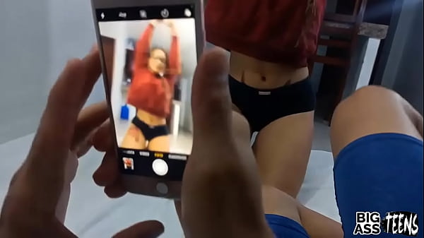 Play MP4 - Hermanastra virgen pide ayuda a su hermanastro mayor y terminan follando por el culo