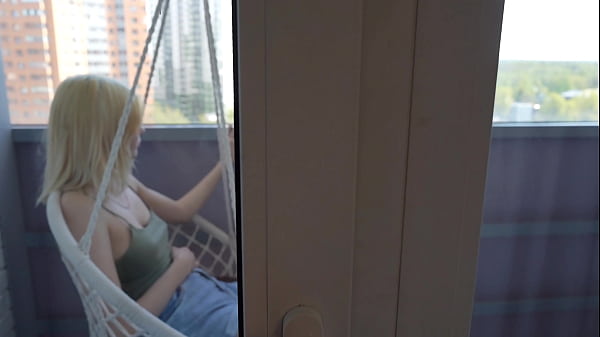 Nonton Brunette Hottie Wraps Her Mouth Around Cock thumbnail