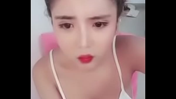 Bay_cùng idol Uplive trên_livestream khoe_vú