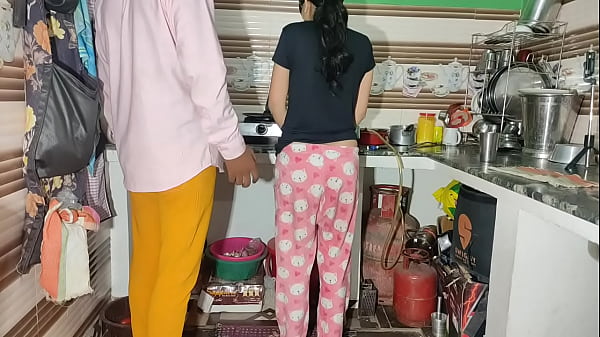 भाभी ने खाना नहीं बनाया तो भाभी को रसोई में ही चोद दिया thumbnail