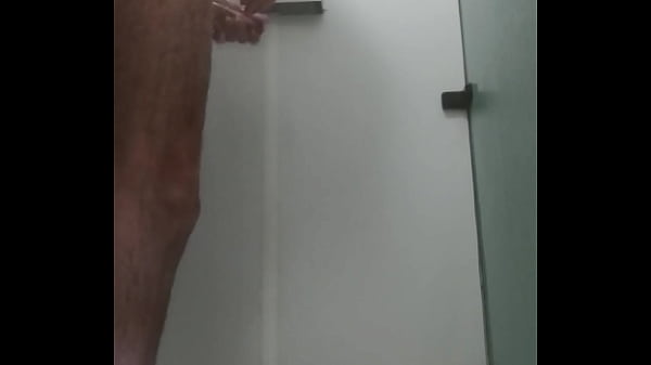 Petite douche dans les sanitaires du camping 