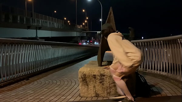 Play MP4 - 女装子まゆちゃんが道路わきの歩道でノーパンのミニスカをまくり上げて露出している横を車が走り抜ける