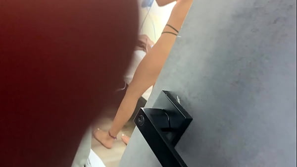 Play MP4 - ESPIANDO FUERA DE LA HABITACION A MI HERMANASTRA ANTES DE IRSE DE FIESTA