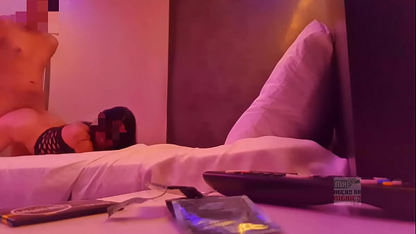 Karlita Hotwife se fuma un gallo sienta a su marido enuna silla se pone liguero negroy me coge frente a el 2