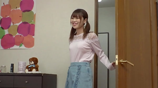 Play MP4 - 彼女がそばにいるにも関わらずパンツに染みを作って、たわわなおっぱいを見せつけ誘惑してくる小悪魔な彼女の友達【パート2】