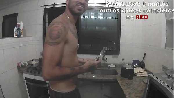 Lunna Vaz levando leitinho na boca_enquanto o Lucão estava fazendo a janta - Vlog#4