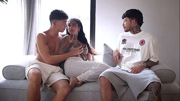 MI MARIDO ME COMPARTE CON EL CASERO PARA QUE NO NOS ECHE DE CASA SEXO ANAL- YASMINA KHAN 