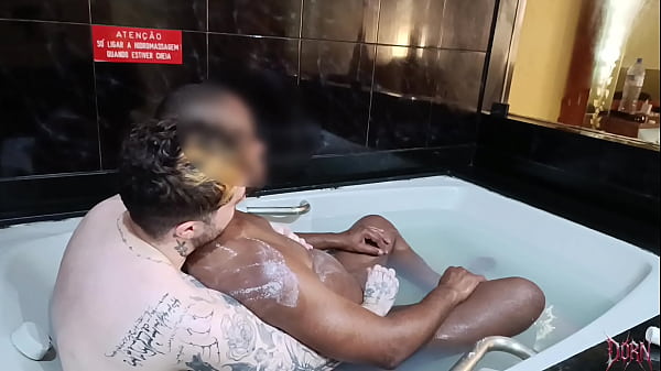 Dei banho no meu cunhado na banheira de hidromassagem depois dele fuder meu cuzinho (COMPLETO NO RED)