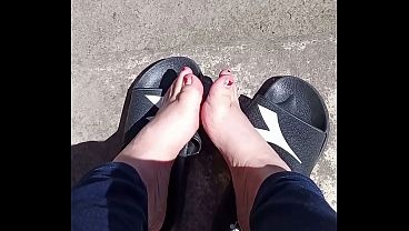 Piedi al sole prima della pedicure. 