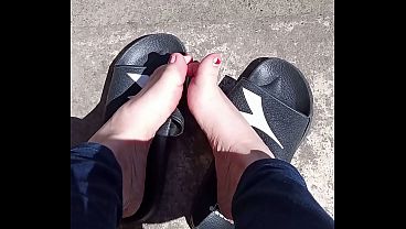 Piedi al sole prima della pedicure 