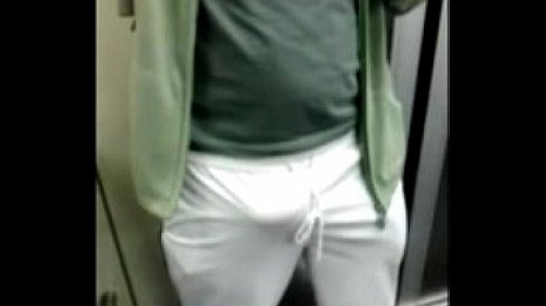 Gostos&atilde;o excitado no metr&ocirc; 