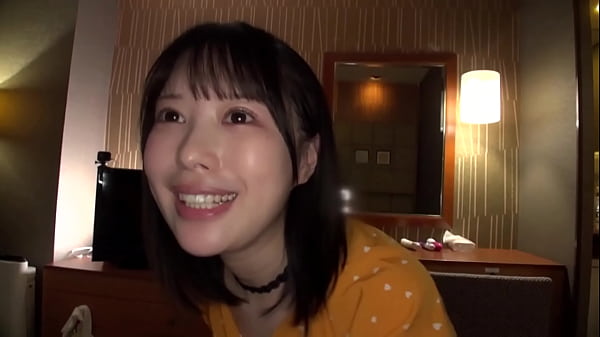 ゆいちゃんは所謂「清楚系ビッチ」な女子大生！今日もホテルに入って2分でイチャイチャ開始、5分後には男の乳首責め！ thumbnail